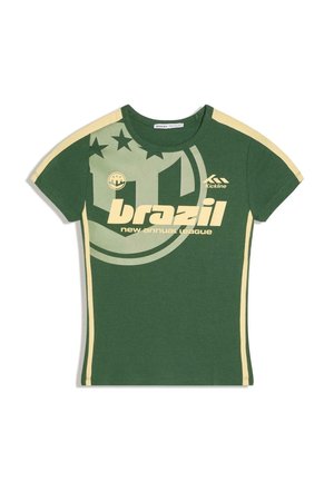 Grøn kortærmet t-shirt med beige striber på ærmer og sider, med teksten "brazil" og cirkulært motiv med stjerner og liga-logoer.