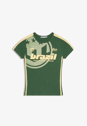 Grøn kortærmet t-shirt med beige striber på ærmer og sider, med teksten "brazil" og cirkulært motiv med stjerner og liga-logoer.