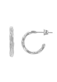 Silberne Creolen mit gedrehtem Design, glänzender Oberfläche und sicherem Steckverschluss. Sie zeichnen sich durch glatte, reflektierende Flächen aus.