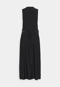 Černé šaty bez rukávů s upnutým vrškem, zužujícími se pasem a zavazovací stuhou v pase. Vyrobené z hladké, lehké látky, sahají ke středním lýtkům.