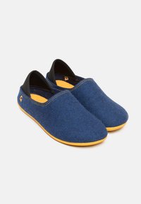 Pantofole in feltro blu con dettagli neri, suola in gomma gialla, punta arrotondata e dettagli cuciti lungo i bordi.