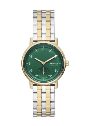 Tweekleurig zilver en goud metalen polshorloge met groene wijzerplaat, gouden uur- en minutwijzers, kleine seconde-subwijzerplaat en "Skagen Denmark" logo.