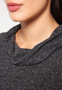 Dunkelgrau gesc hapene Cowl-Neck-Oberteil aus einem weichen, strukturierten Material. Es bietet eine lockere Passform mit subtilen gesprenkelten Details.