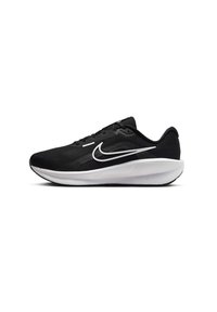 Zapatilla de running negra con parte superior de malla, acentos blancos, suela acolchada, logotipo prominente de swoosh y un diseño aerodinámico.