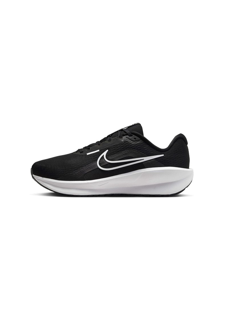 Zapatilla de running negra con parte superior de malla, acentos blancos, suela acolchada, logotipo prominente de swoosh y un diseño aerodinámico.