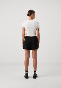 Vero Moda Petite VMLIVA SKORT - Šortky - black