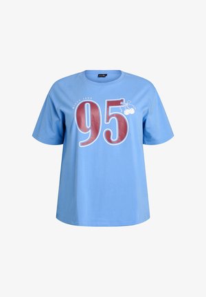 Svetlomodré bavlnené tričko s veľkým bordovým číslom "95", bielymi čerešňami a nápisom "Since 1995", s krátkymi rukávmi a voľným strihom.