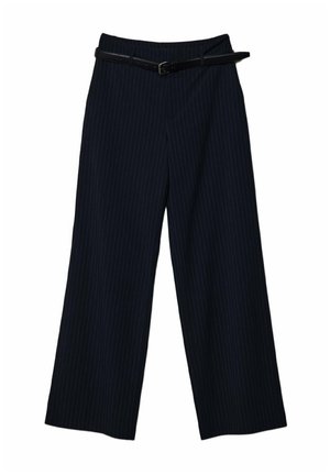 Pantaloni a gamba larga realizzati in stoffa scura con sottili righe verticali. Presentano una cintura e una vita tradizionale. Design classico e strutturato.