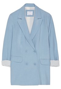 Svetle modrý blazer s dvojitým zapínáním, klopovými límci a dvěma předními kapsami. Manžety s bílou podšívkou.