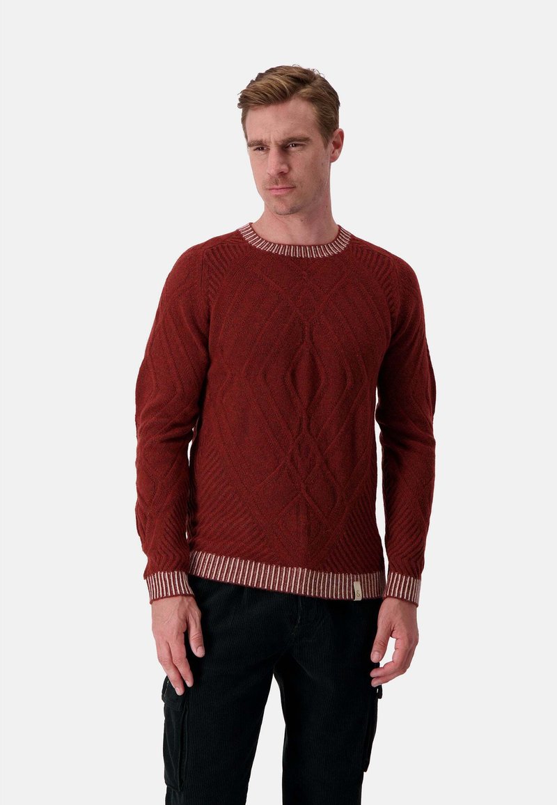 Rot gestrickter Pullover mit Rautenmuster, verfügt über einen gerippten Halsausschnitt und Saum mit beigen Streifen, aus strukturiertem Stoff.