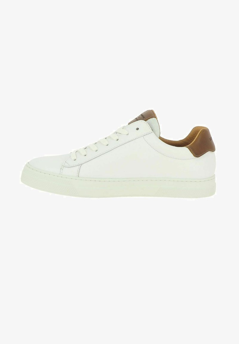 Baskets en cuir blanc avec une texture lisse et un bout arrondi. Accents en cuir marron au niveau du talon. Design classique à lacets. Semelle en caoutchouc.