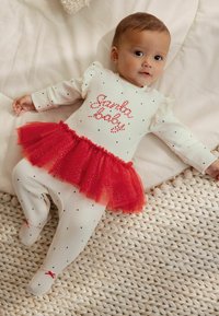 Børnetøj bestående af en cremefarvet bodystocking med sorte prikker, rød tylskørt ovenpå og teksten "Santa Baby" i en farverig sukkerrørs mønster.