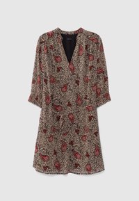 Vestido marrón con estampado de paisley, escote en V, mangas tres cuartos y un tejido ligero. Presenta un fondo de estampado de leopardo.