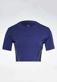 T-shirt de sport coupé en tissu texturé bleu foncé avec des manches courtes et des accents latéraux jaunes, présentant un petit logo sur la poitrine.