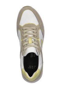 Weiße Leder- und beigem Wildleder-Sneaker mit gelben Akzenten, abgerundeter Zehenpartie und Schnürverschluss. Strukturierten Oberfläche und gepolstertem Innenraum für Komfort.