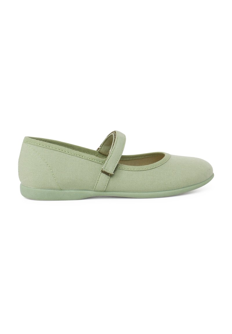 Zapato Mary Jane de lona verde con punta redonda y banda elástica, que presenta una textura suave y suela plana de goma.