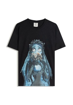 Schwarzes Baumwoll-T-Shirt mit einer Grafik eines Charakters in blauen Farbtönen, langen Haaren und einem Blumenstrauß, betont durch einen transparenten Schleier.