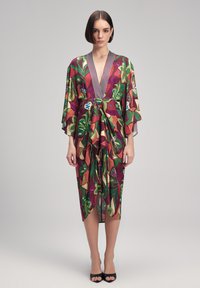 Buntes Kimono-Kleid mit floralen Mustern in Grün, Rot und Lila. Besitzt einen V-Ausschnitt und einen gebundenen Kragen, hergestellt aus leichtem Stoff.