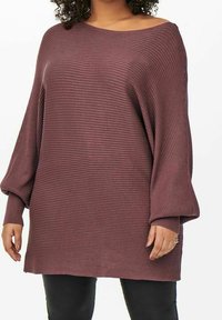 Burgundy oversized tröja med ribbat mönster, vid båtringning och långa ärmar, kombinerad med svarta byxor.