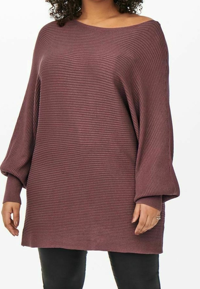 Burgundy oversized tröja med ribbat mönster, vid båtringning och långa ärmar, kombinerad med svarta byxor.