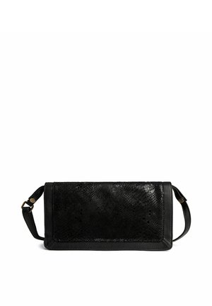 Pochette rectangulaire en cuir noir avec motif serpent texturé et bandoulière réglable sur fond blanc.