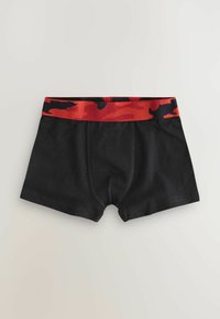 Fekete boxeralsó piros és fekete kamuflázs mintájú rugalmas derékpánttal, világos háttéren laposan kifektetve.
