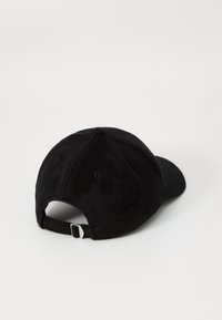 Svart baseballcaps laget av mykt stoff, med en buet skjerm, seks paneler og en justerbar stropp bak med en metallspenne.