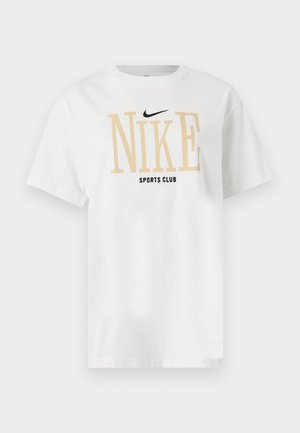 Λευκό κοντομάνικο T-shirt με μεγάλο μπεζ κείμενο "NIKE", μικρό μαύρο σήμα Nike από πάνω και "SPORTS CLUB" μαύρο από κάτω στο κέντρο μπροστά.