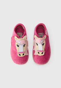Rosa filt slippers med hestedesign på forsiden, med broderte detaljer og en myk rosa manke. Rund tå og slip-on stil.