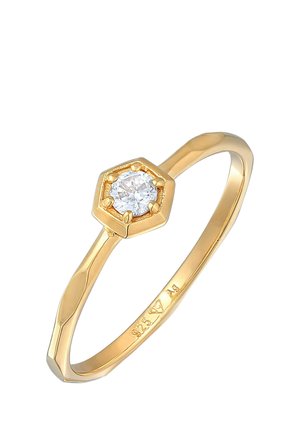 Guldring med en hexagonal indfatning der indeholder en rund klar sten. Har en glat ring med en let drejning og er stemplet med metalrenhed.