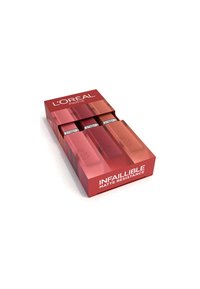 Le set L'Oréal Paris Infallible Matte Resistance, dans un emballage rouge, contient trois rouges à lèvres liquides dans des teintes mates de rose et de rouge.
