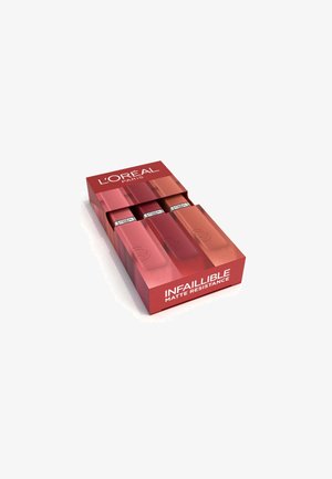 Le set L'Oréal Paris Infallible Matte Resistance, dans un emballage rouge, contient trois rouges à lèvres liquides dans des teintes mates de rose et de rouge.