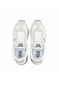 Witte sneakers met grijze suede accenten, ronde neus, vetersluiting aan de voorkant en gevoerde zolen met een zwart-wit schaakkbordpatroon.