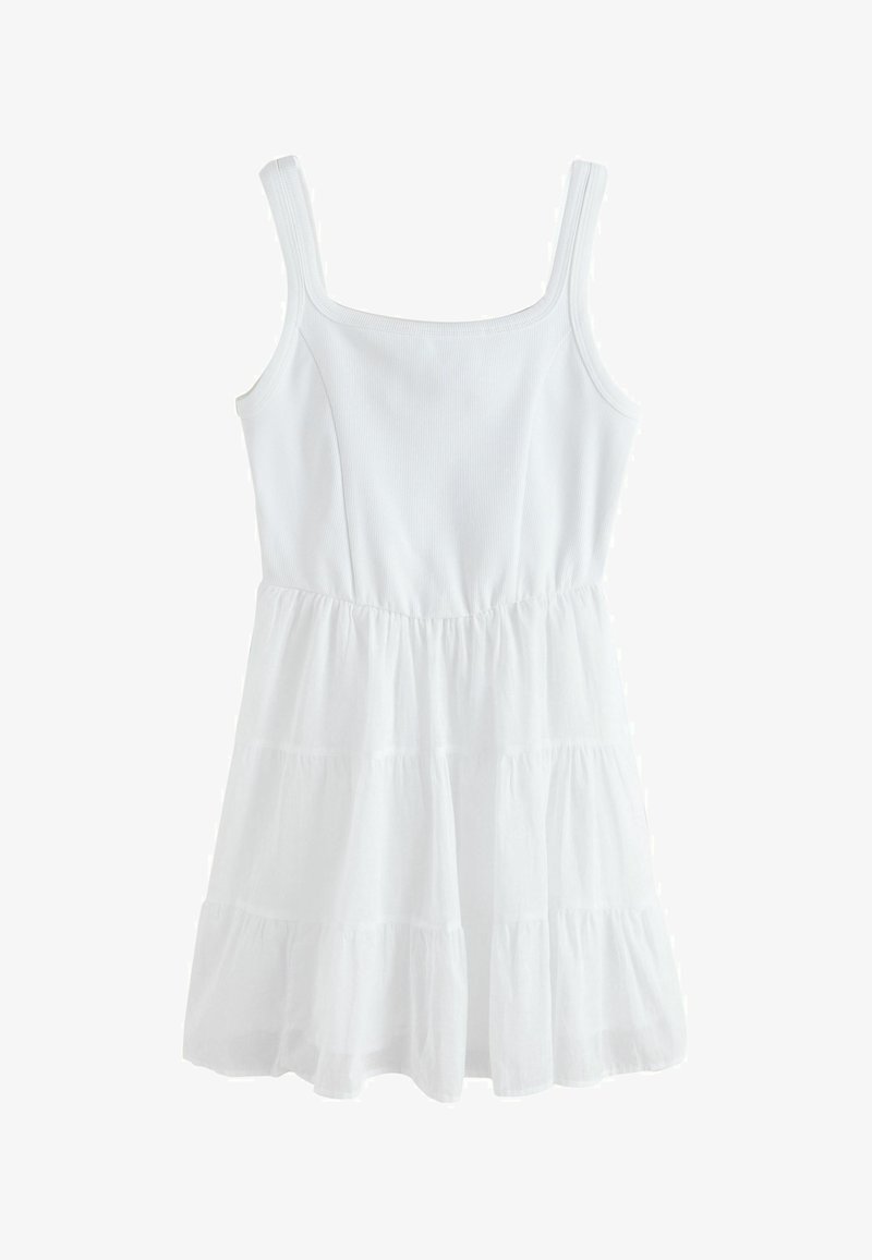 Robe d'été blanche sans manches avec un décolleté carré, un corsage côtelé ajusté, une taille élastique et des panneaux de jupe à volants.