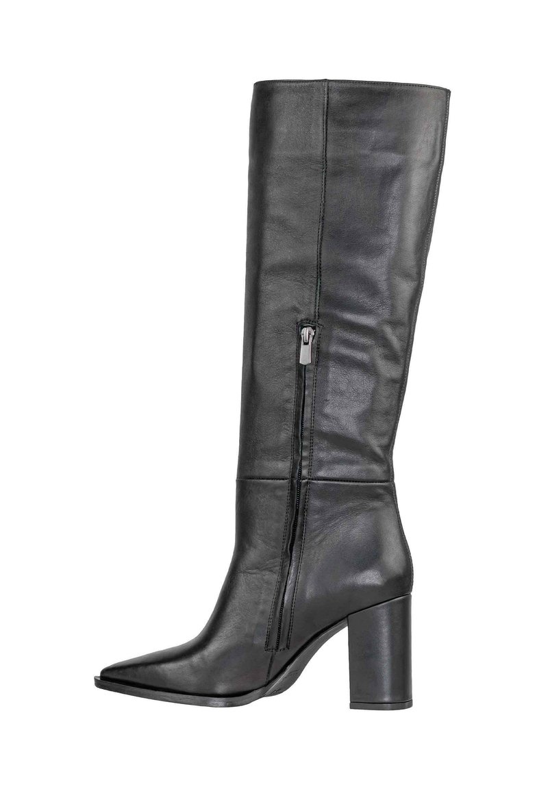 Alte stivali neri in pelle di cuoio con punta quadrata, zip laterale visibile e tacco alto chunky. Texture liscia con dettagli di cucitura minimi.