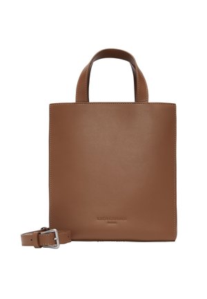 Sac fourre-tout en cuir brun avec une forme structurée, des poignées courtes et une bandoulière amovible. Présente un logo embossé en bas. Design minimaliste.