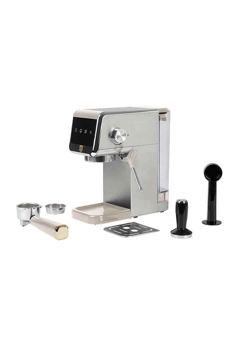 Macchina da caffè espresso argento con design elegante, pannello di controllo nero, dettagli in cromo e accessori inclusi: portafiltro, pressa e vassoio di raccolta.