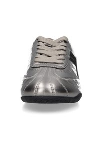 Silbermetallische Sneakers mit einer strukturierten Oberfläche, kontrastierenden schwarzen Akzenten und grauen Schnürsenkeln. Mit einem niedrigen Profil und einer Gummisohle gestaltet.