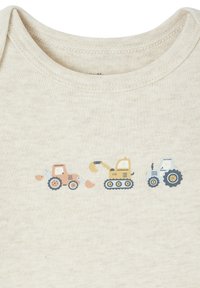 Cremfarbendes Baumwollhemd mit drei illustrierten Baufahrzeugen: einem orangefarbenen Traktor, einem gelben Bagger und einem blauen Traktor.