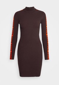 Robe en maille côtelée à manches longues, de couleur marron foncé, avec col montant et rayures orange sur les manches ornées du texte répété "KORS" en noir.