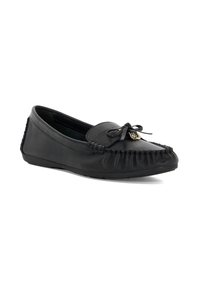 Zwarte leren loafers met een ronde neus, gekleed met een strikdetail en franjes, met een flexibele zool en een textuur bovenkant.