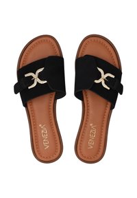 Zwarte suede slip-on sandalen met een goudkleurig accent en een bruine, gevoerde binnenzool. Gestikte details langs de rand van de zool.