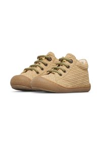 Scarpe high-top di colore marrone con lacci verdi, dotate di suola in gomma e un motivo intrecciato contrastante sulla parte superiore.