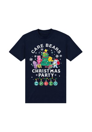 Navyblaue Baumwoll-T-Shirts mit Care Bears um einen Weihnachtsbaum, begleitet von dem Text "Care Bears Christmas Party Cheer" und festlichen Ornamenten.