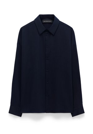 Marineblaue Langarm-Hemdbluse aus glattem Stoff. Mit klassischem Kragen, Vorderknöpfen und leicht lockerer Passform.