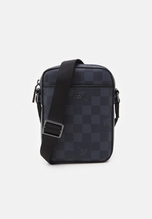 Bolso bandolera a cuadros en color navy con textura suave, correa negra ajustable y herrajes plateados. Logo de la marca grabado en la parte frontal.