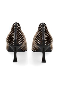 Zwarte hoge hakken met een puntige neus, versierd met gouden studs in een spiraalpatroon, met een slanke stiletto-hak.