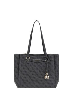 Sac fourre-tout noir à motif avec deux poignées, fermeture zippée et accents en métal. Présente un design de logo subtil et un détail de charme pour un aspect supplémentaire.