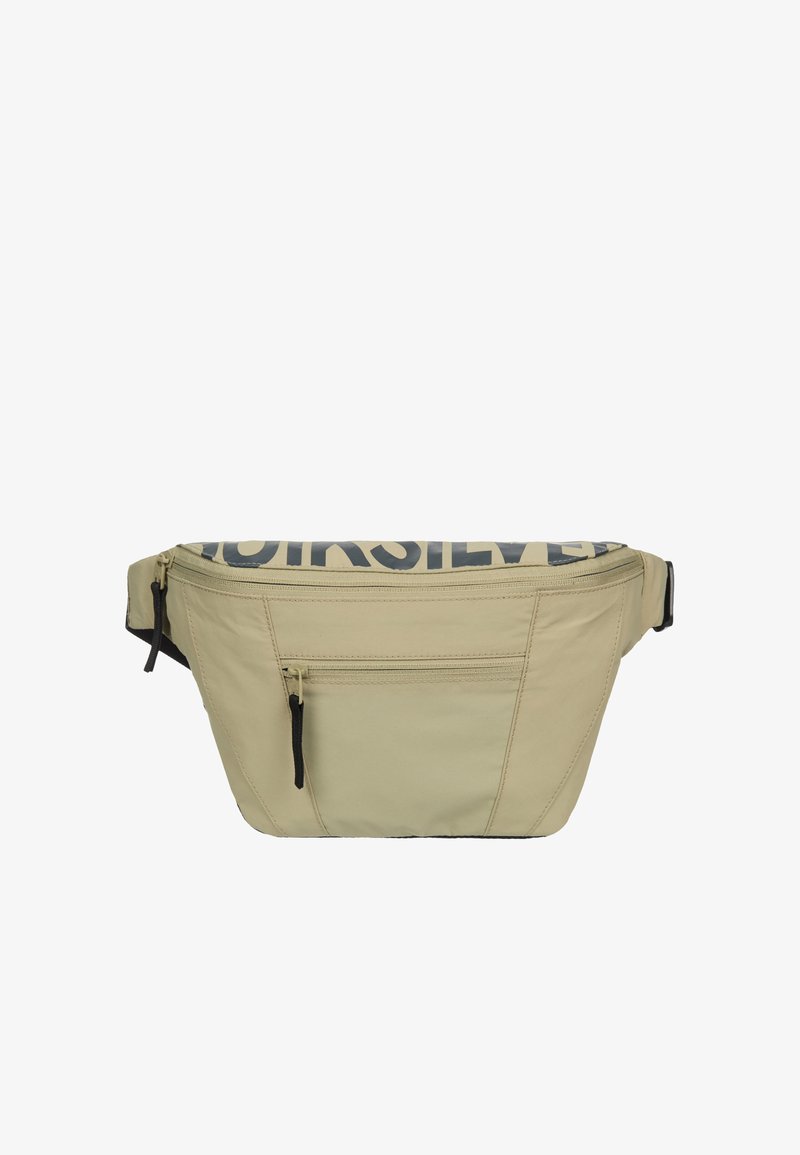 Sac banane beige avec poches zippées à l'avant et sur le dessus, tirettes de fermeture éclair noires, sangle réglable, et texte noir partiel sur la section supérieure.