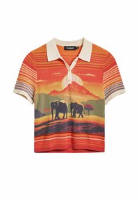 Korte mouwen polo shirt met een crèmekleurige kraag, geribbelde textuur, met een oranje verloop en een olifant grafiek tegen een bergachtergrond.